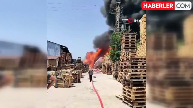 Benzin istasyonunun yanındaki palet fabrikası alev alev yanıyor! Ekipler yangınla mücadele için bölgede