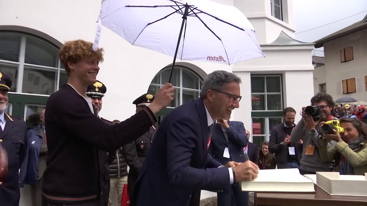 Jannik Sinner tiene l'ombrello