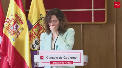 "Es la alergia": Ayuso sufre un ataque de tos en plena rueda de prensa