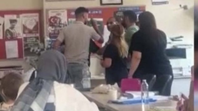 Kız kardeşi sınıfta kaldı diye okulu birbirine kattı