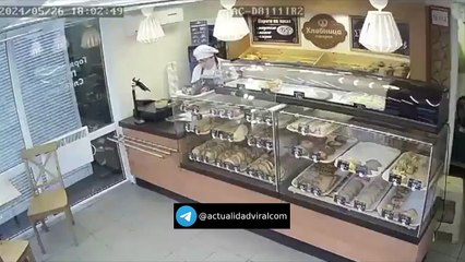 Video: ¡Llegaron por el pan! Auto termina empotrado al interior de una panadería