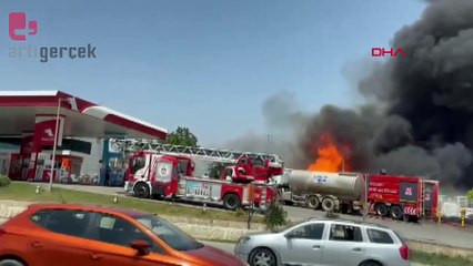 Kocaeli'de akaryakıt istasyonu bitişiğindeki palet fabrikasında yangın