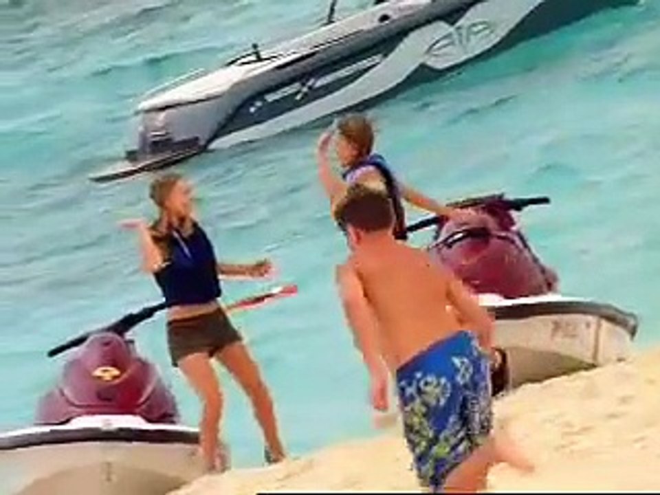 Vacances sous les tropiques Bande-annonce (EN)