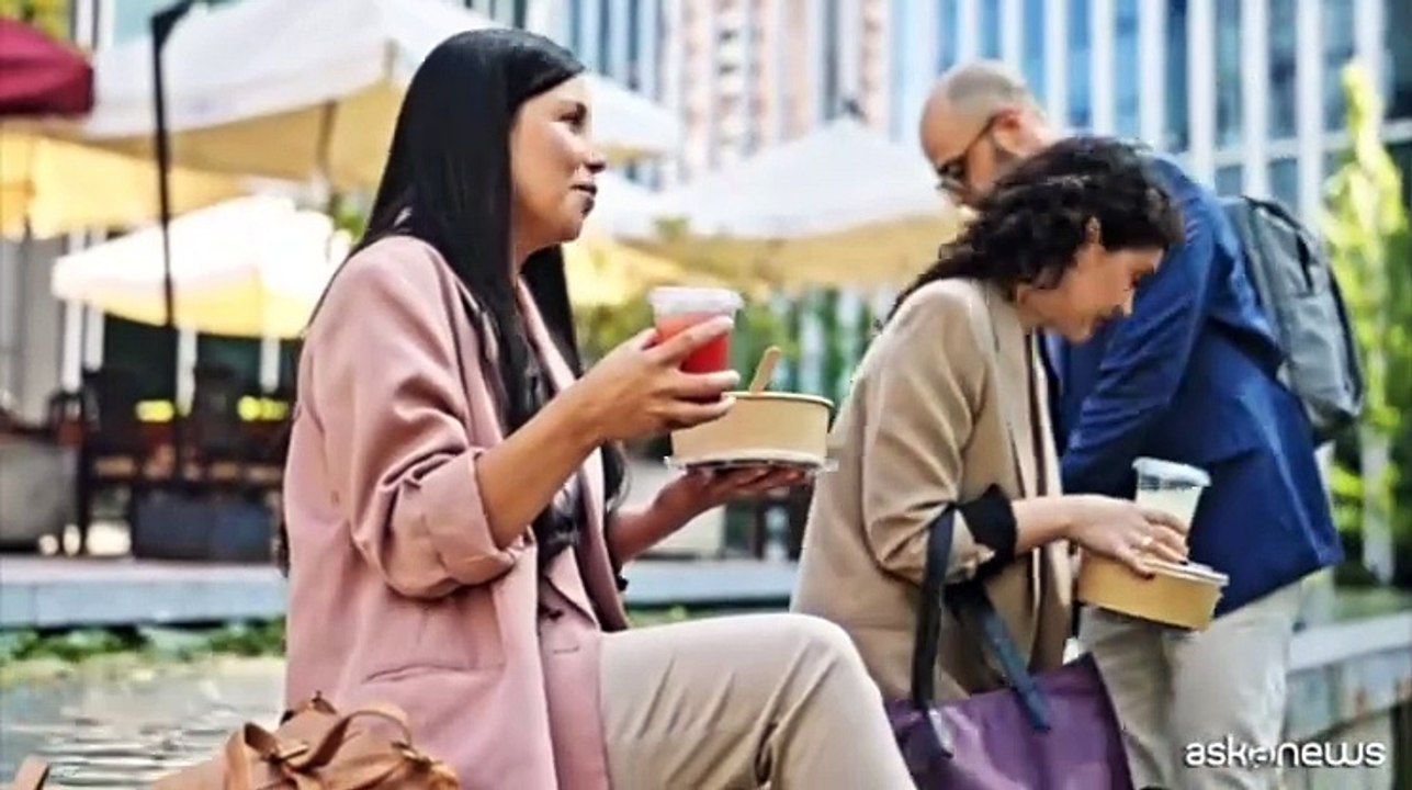 Pausa pranzo sul lavoro, tanti la fanno ma pochi in modo sano