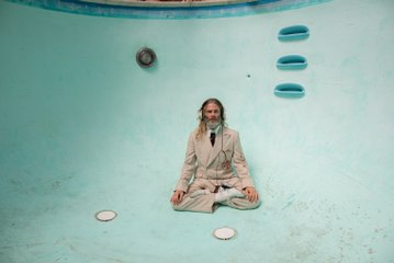 Poolman Trailer: Chris Pine's Directorial Debut in a Raymond Chandler-Style Mystery 🎬