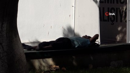 Mersin'de bunaltan sıcaklık: Vatandaşlar soluğu denizde aldı