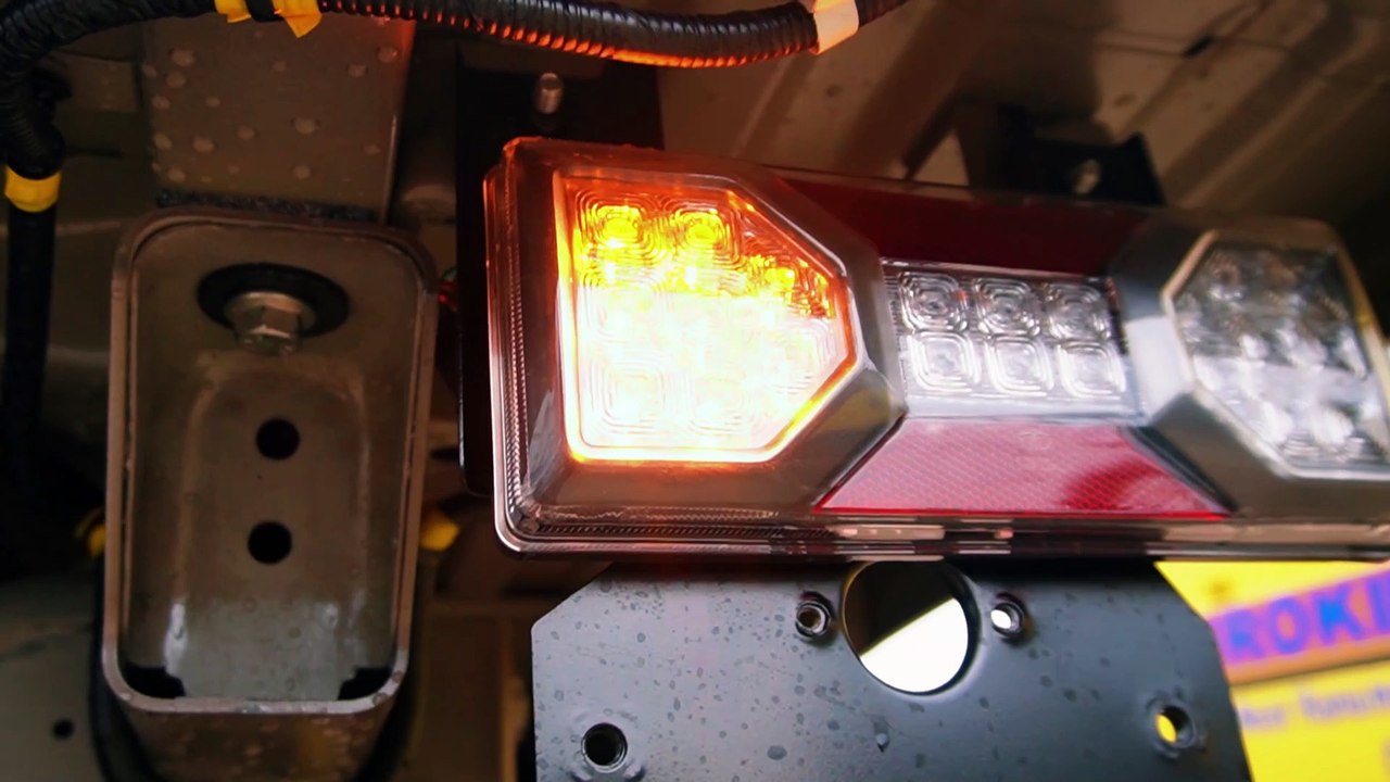 बड़ा है तो बेहतर है । ।  Tata Intra V70 Detailed Review #tatatruck  #intra #pickup