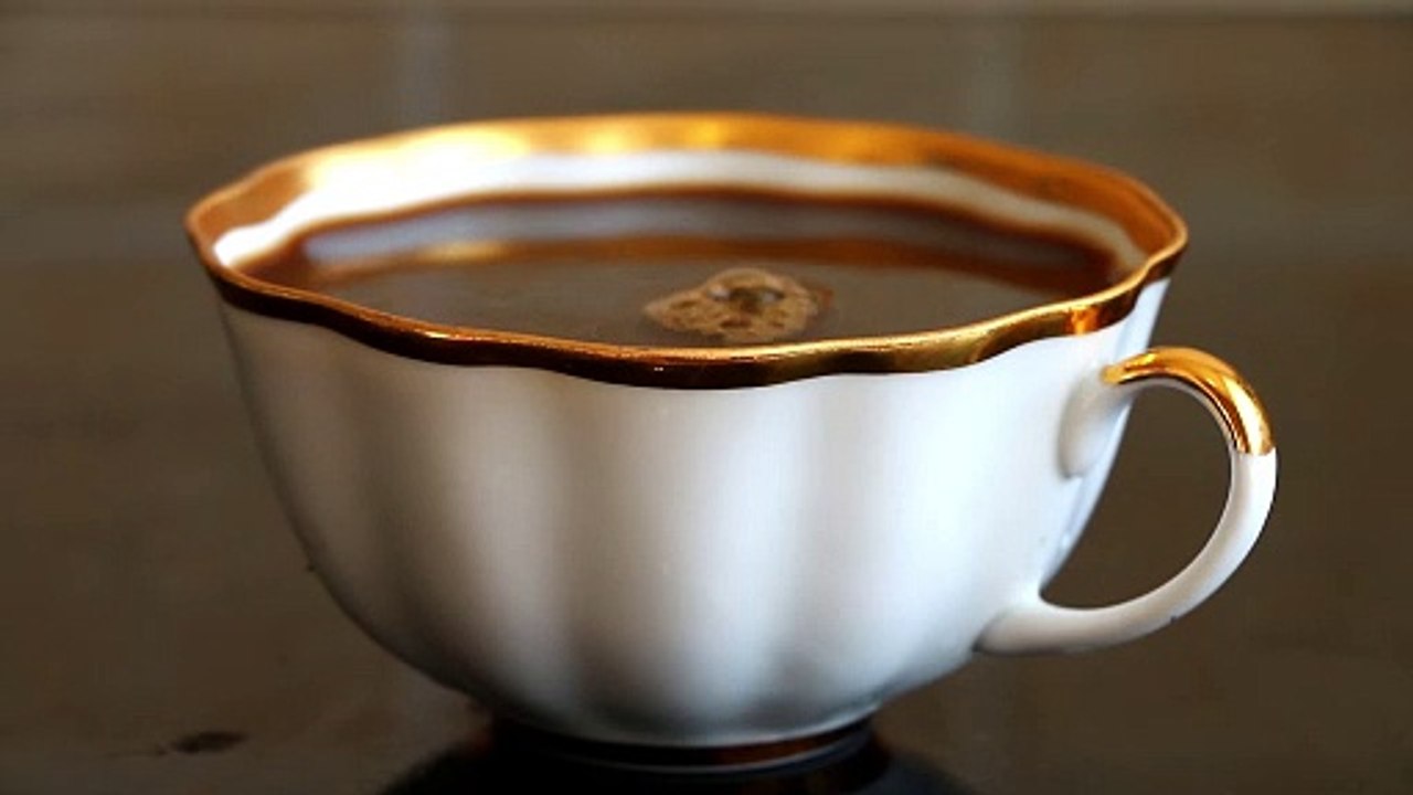 Pouring a coffie