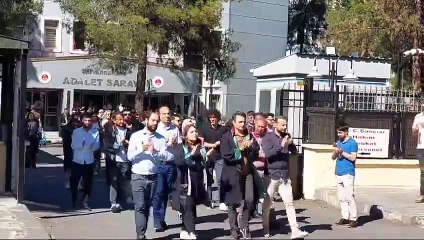 Avukatlar, Tahir Elçi davasında savcının polisler hakkında istediği mütalaayı protesto ediyor