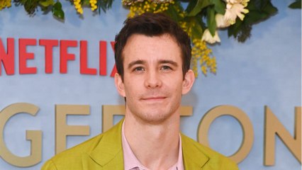 GALA VIDEO - La Chronique des Bridgerton : cet acteur parle couramment français !