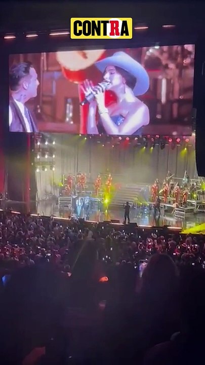 NODAL Y ÁNGELA AGUILAR SE BESAN POR PRIMERA VEZ EN PÚBLICO DURANTE CONCIERTO EN EL AUDITORIO NACIONAL