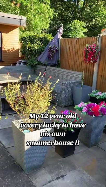 J'ai construit pour mon fils de 12 ans sa propre maison dans le jardin. Les gens disent que l'aménagement est si bon qu'il ne quittera jamais la maison.