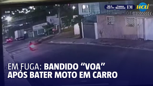 Bandido em fuga voa após bater moto em carro em Minas Gerais