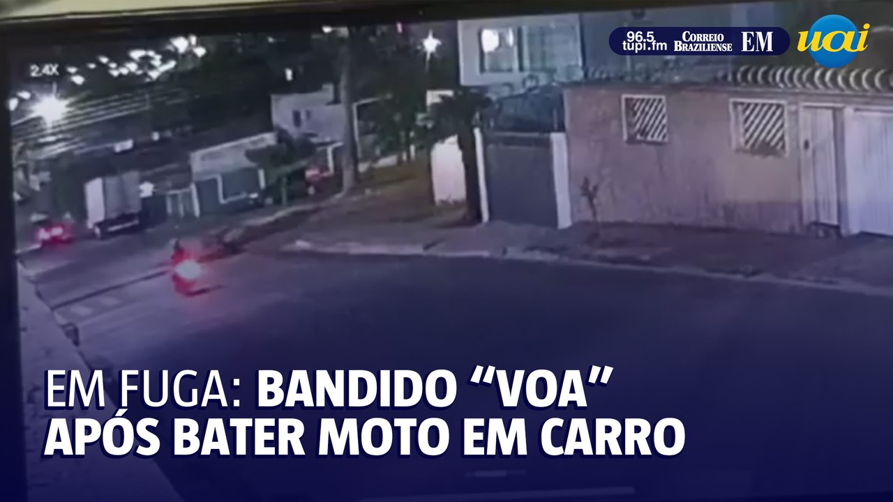 Bandido em fuga "voa" após bater moto em carro em Minas Gerais