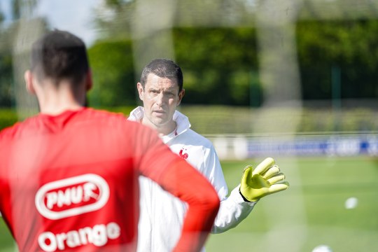 Début d'échauffement pour les gardiens