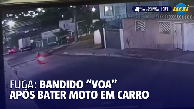Bandido em fuga voa após bater moto em carro em Minas Gerais