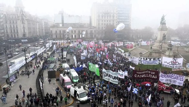 Em meio a protestos, senadores discutem reformas de Milei