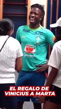 Vinicius regala su camiseta a una leyenda brasileña y su reacción dice mucho de en quién se ha convertido
