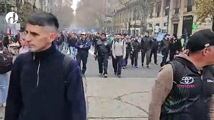 Cientos de personas llegaron al Congreso para manifestarse en contra de la Ley Bases