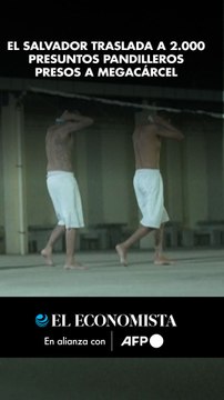 El Salvador traslada a 2.000 presuntos pandilleros presos a megacárcel
