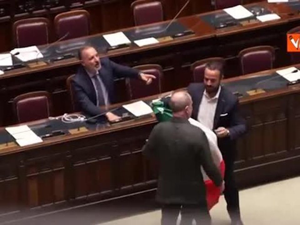 Rissa in Aula alla Camera. Donno (M5S) finisce a terra durante protesta su Autonomia differenziata