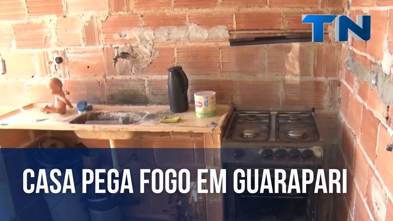 Casa pega fogo em Guarapari