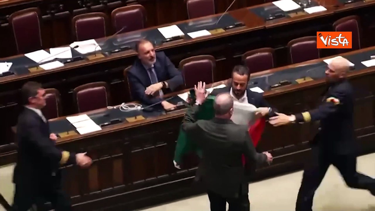 Rissa in Aula alla Camera. Donno (M5S) finisce a terra, durante protesta su Autonomia differenziata