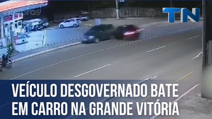 Veículo desgovernado bate em carro estacionado