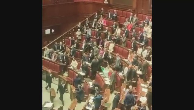 Autonomia, opposizioni sventolano Tricolore e intonano Mameli - Video