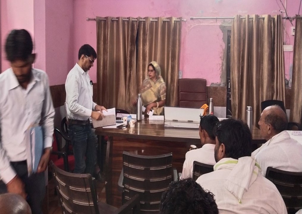 कोरम पूर्ति के लिए पंचायत समिति सदस्यों को कॉल कर बुलाते रहे अधिकारी, डेढ़ घंटे इंतजार के बाद साधारण सभा स्थगित....देखें वीडियो