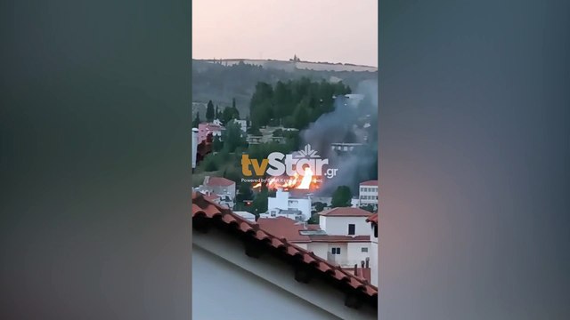 Video από τη στιγμή που ξεπηδούν οι φλόγες δίπλα στα σπίτια
