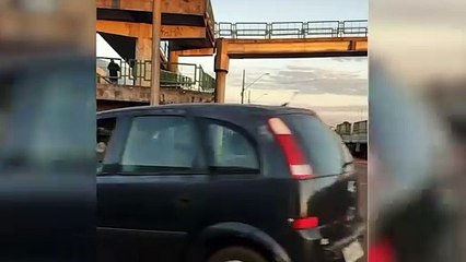Deu ruim! Jovem faz graça ao atravessar passarela de moto e vai parar no Instagram da PM