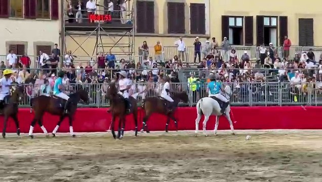 Firenze, il fascino del Polo in piazza Santa Croce