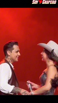 Ángela Aguilar y Nodal se dan su primer beso en público