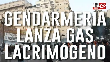 Tensión en Congreso: Gendarmeria tiró gas lacrimógeno y manifestantes tiraron la valla