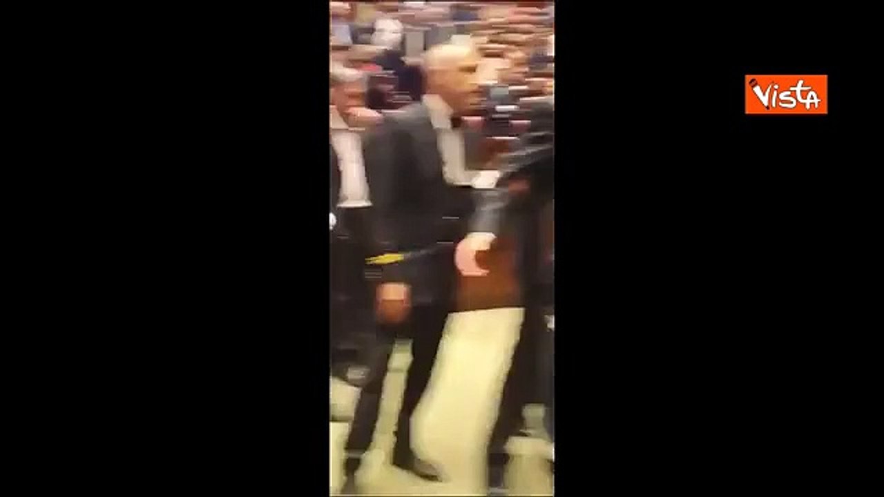 Rissa alla Camera: «Vergogna, si danno pugni in un'aula del Parlamento!» è la protesta delle opposizioni