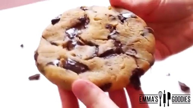 1 Minute Microwave CHOCOLATE CHIP COOKIE ! The EASIEST Chocolate Chip Cookies Recipe