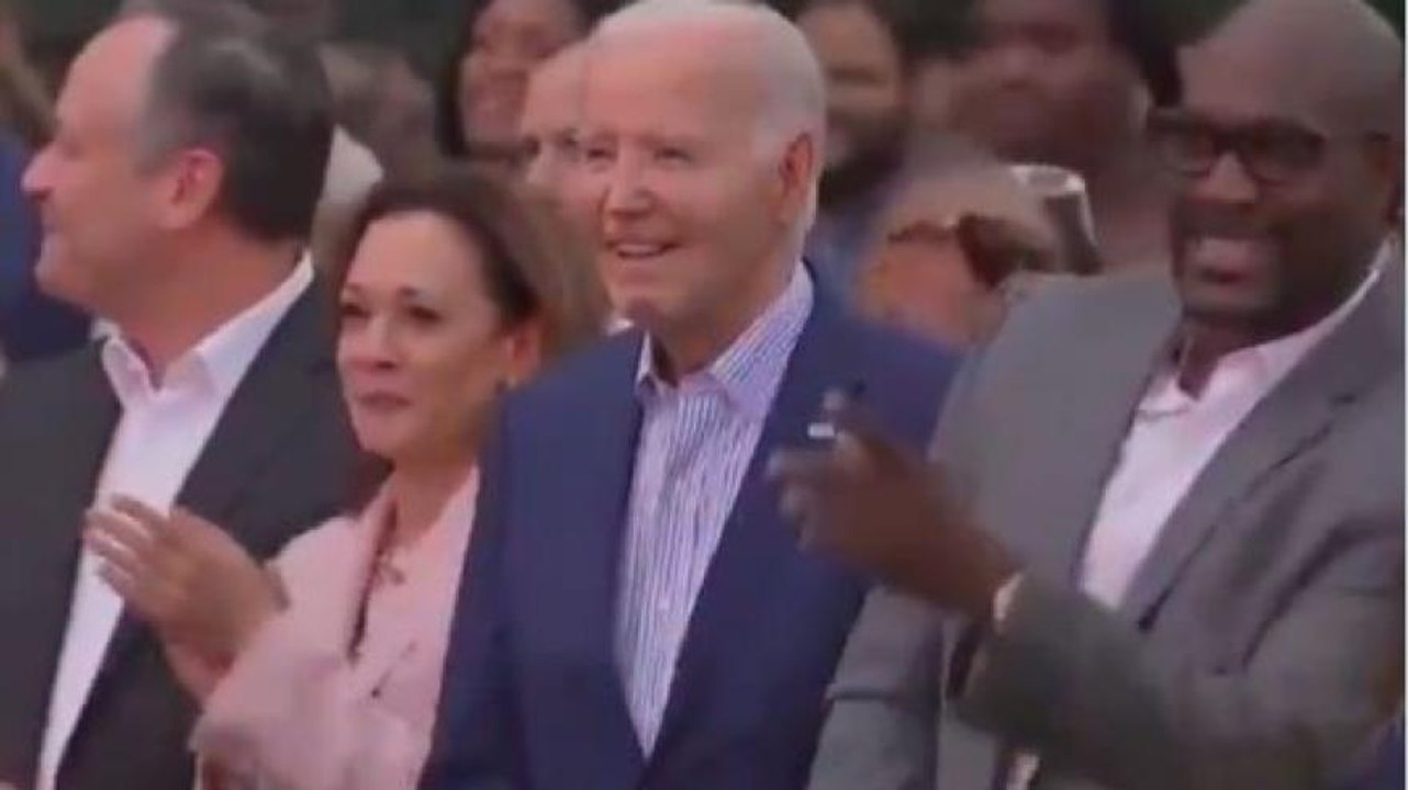 Joe Biden pietrificato mentre gli altri ballano: il video diventa virale
