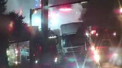 고속도로 택배 차량 화재..."바퀴 파열 모르고 달리다" / YTN