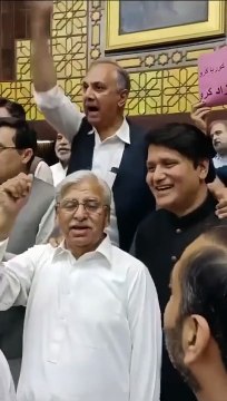 چیچہ وطنی سے ممبر قومی اسمبلی رائے حسن نواز خاں آج عوام دشمن بجٹ کے موقع پر تمام تحریک انصاف کے پارلیمنٹرین کے ساتھ بھرپور احتجاج کرتے ہوئے، #خان_سرخرو_ہوکر_رہےگا