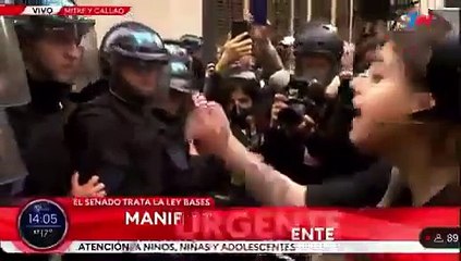 "Estás a tiempo, sacate el casco": una manifestante hizo llorar a un policía durante la represión