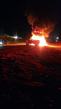 Carreta é consumida pelo fogo após acidente na rodovia PRC-272, em Iporã