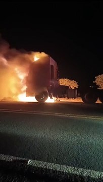Carreta é consumida pelo fogo após acidente na rodovia PRC-272, em Iporã