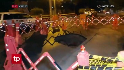 Hundimiento en el asfalto provocó un hueco de dos metros de diametro en Cochabamba