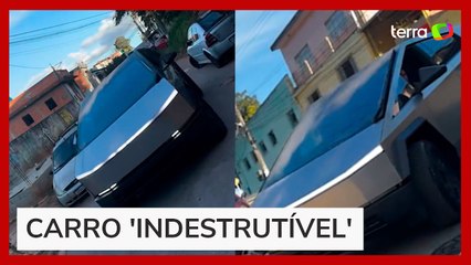 Carro 'indestrutível' da Tesla viraliza ao andar no Morro do Macaco em SP
