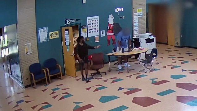 Professor de educação física estrangula aluno em escola