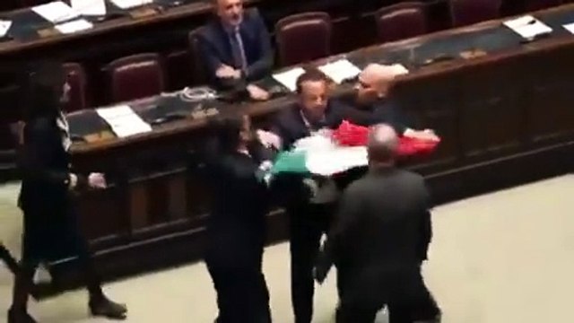 Deputado deixa Câmara de cadeira de rodas após ser agredido por parlamentares