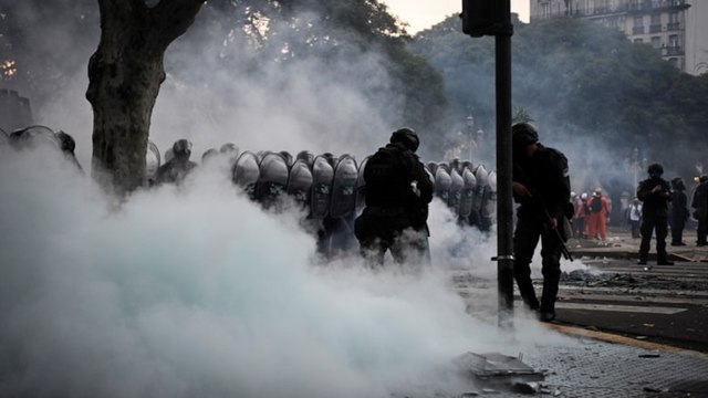 Arjantinliler, Milei'nin ekonomi politikalarına karşı sokaklara döküldü