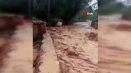 Başkale'de yollar dereye döndü