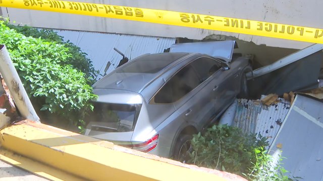 주차장 2층에서 SUV 추락...운전자 등 2명 다쳐 / YTN